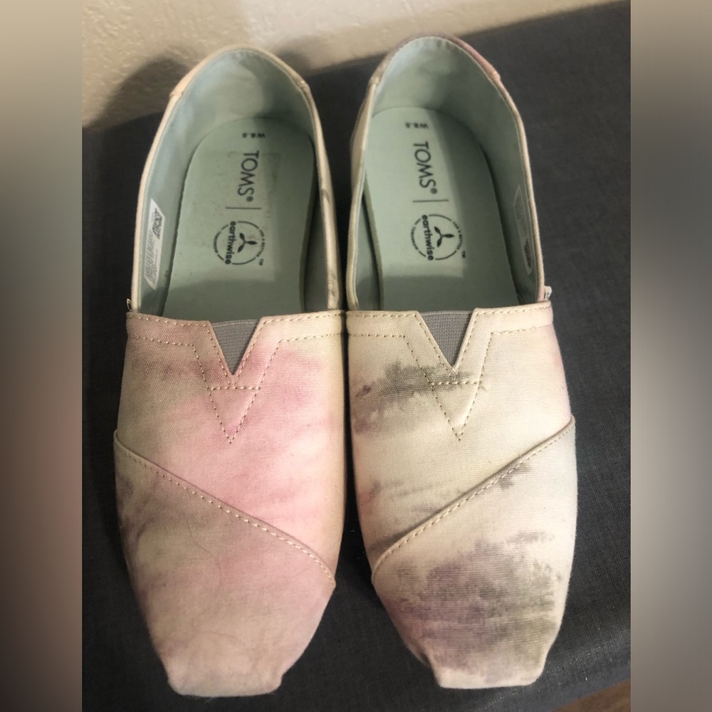 TOMS Tie Dye Pink Gray Slip-on EUC Alpargata comfort Better as Narrow 8.5 or 8